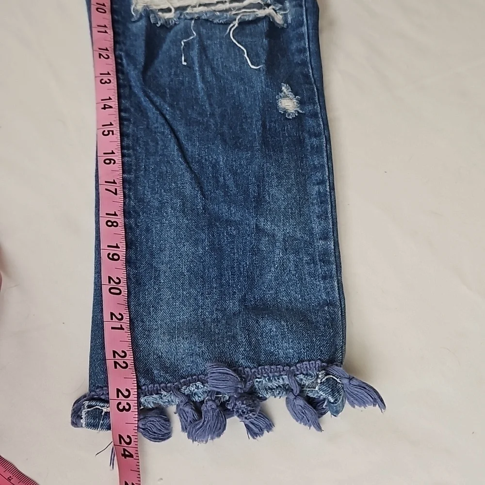 Signature Studio Crop Tassle Hem Destroyes Jeans Mid Rise 6 Short VGUC